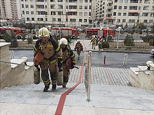 برگزاری مانور آتش نشانان در یک ساختمان بلند مرتبه