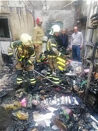 انبار ضایعات پلاستیک در ساختمان دو طبقه مسکونی آتش گرفت