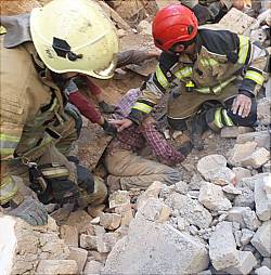 نجات کارگران جوان از زیر آوار ساختمان در حال تخریب