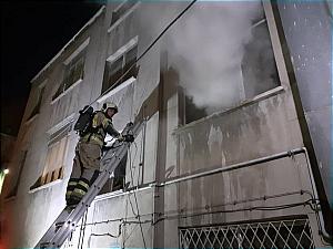 منزل قدیمی ۳ طبقه در محله نظام آباد آتش گرفت