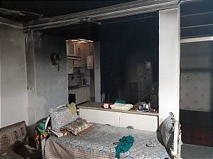 نجات مرد ی سالخورده از میان دود و آتش سوزی خانه اش